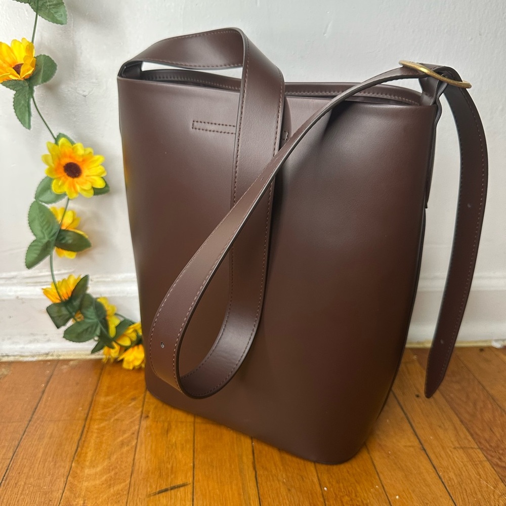 Brown Leather Bucket Bag – Adjustable Shoulder Strap, Minimalist Tote